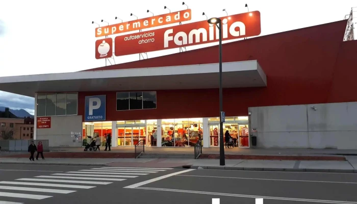 Autoservicios Familia -  Estacionamiento - Oviedo