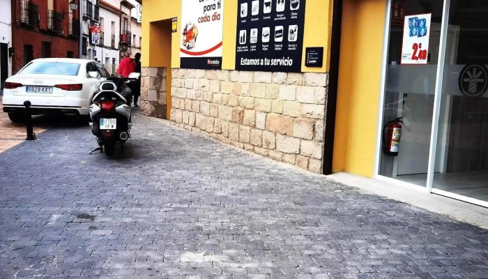Supermercado Unide Talamanca De Jarama -  Estacionamiento - Talamanca de Jarama