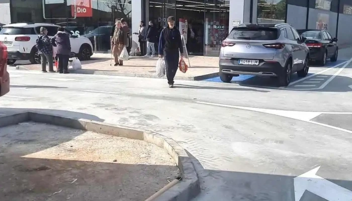 Supermercados Dia -  Estacionamiento - Talamanca de Jarama
